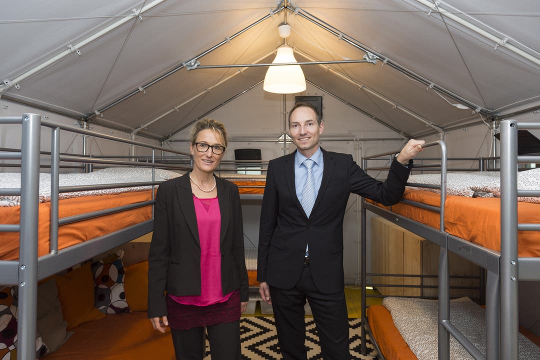 Regierungsrätin Susanne Hochuli und Andreas Flückiger, Leiter Abteilung Militär und Bevölkerungsschutz, Ende Oktober 2015 in einem IKEA-Shelter.