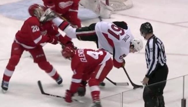 Drew Miller von den Detroit Red Wings wird nach einem Bully von Ottowas Mark Stone unabsichtlich mit einer Schlittschuhkufe verletzt.