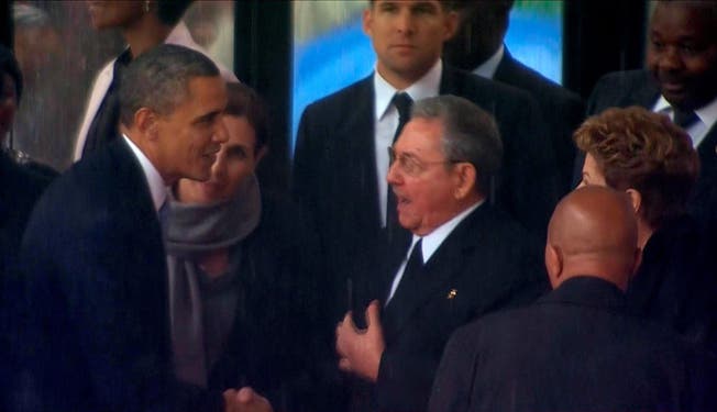 Bei der Beerdigung von Nelson Mandela haben sich Obama und Castro erstmals die Hände gegeben.