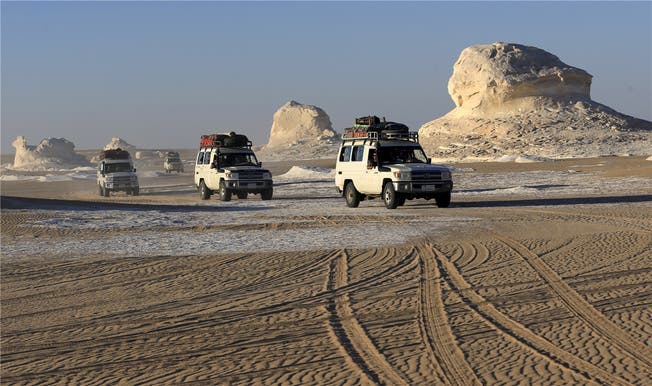 Wie dieser Konvoi waren die mexikanischen Touristen mit Geländewagen in der Wüste nahe Bahariya unterwegs.Reuters