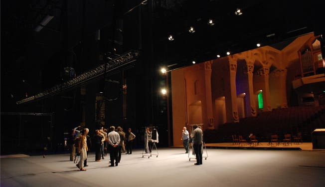 Die neue Bühne im Grossen Saal des Goetheanums, mit Blick in den Zuschauerraum.