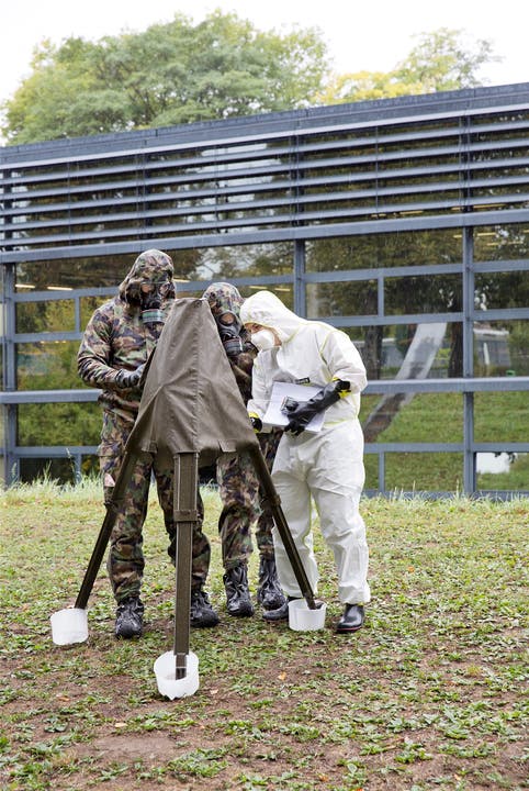 Michel Lussana (in Weiss) und sein Team suchen bei der Kantonsschule Solothurn nach Radioaktivität.