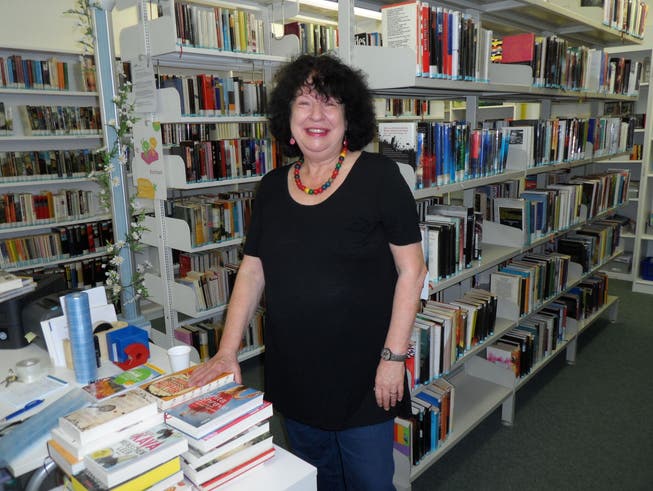 Stadtbibliothekarin Brigitte Stettler erhält den «Chappeli-Tüfel» 2014.