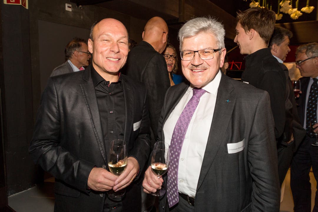  Preisträger Dieter Ammann freut sich zusammen mit dem Aargauer Landammann Roland Brogli.