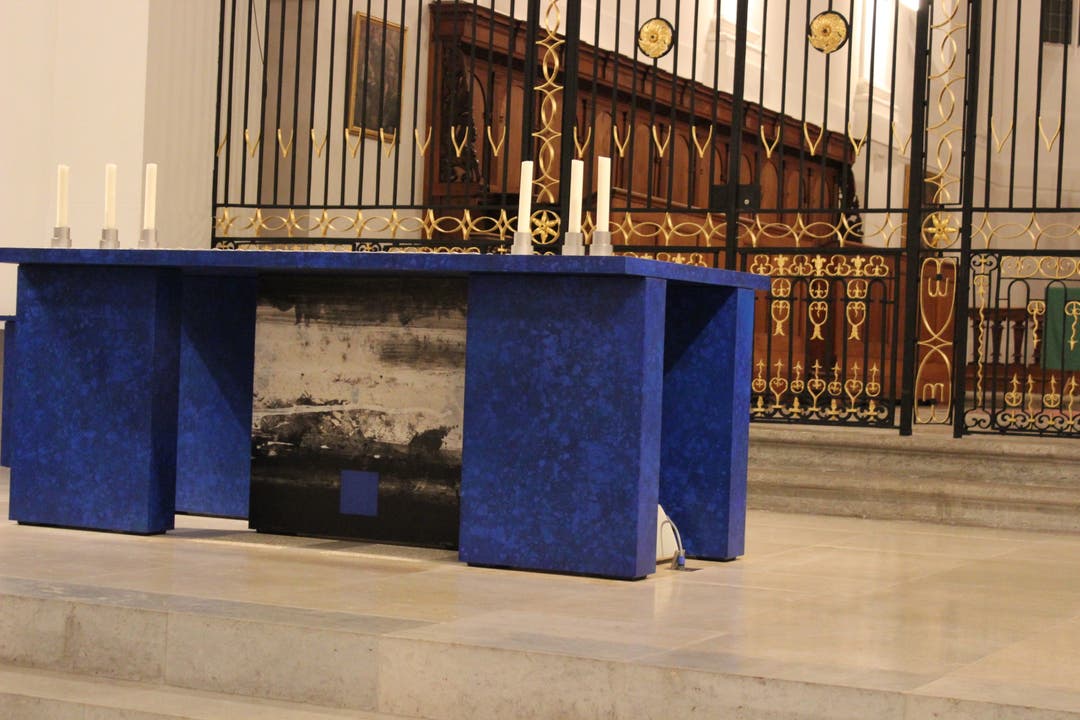 Der Altar ist blau, weil blau eine reine Farbe ist und symbolisch für den heiligen Geist steht