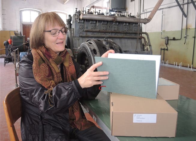 Silvia Hintermann im Diesellokal im Kunzareal: Sie bereitet sich für die Vernissage ihres neuen Buchs «Fadenbruch» mit Texten von Klaus Merz vor. Elisabeth Feller