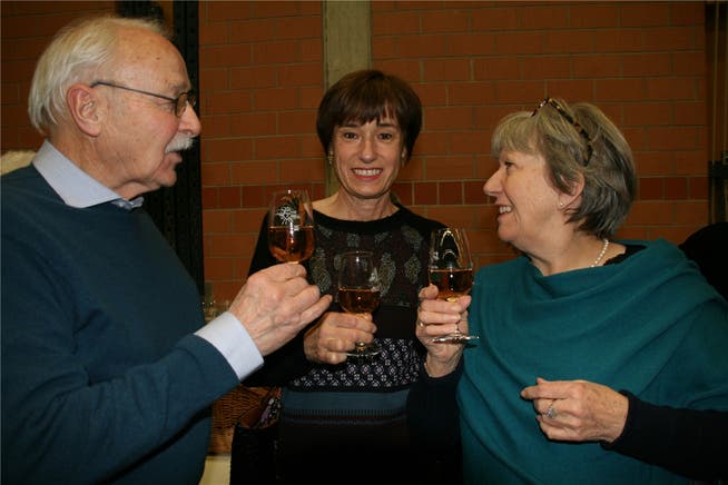 Roger und Sonja Kaysel stossen mit CVP-Nationalrätin Ruth Humbel (Mitte) an.