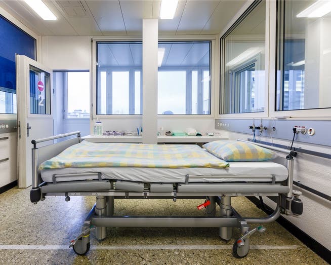 Blick ins Patientenzimmer der Isolierstation für Ebola-Patienten am Unispital Zürich.