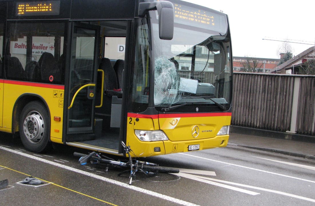 Velofahrer stirbt bei Kollision mit Postauto in Laufenburg