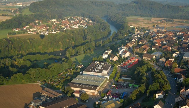 Die Gemeinde Birmenstorf (rechts im Bild) hat eine neue Ortsgeschichte.