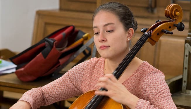 Cellistin Carola Gloor probt mit dem Orchesterverein Brugg im Rathaussaal. Alex Spichale
