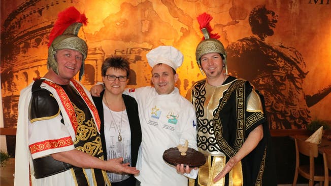 Feiern wie die Römer: Die Gladiatoren Salemus (Thomy Widmer, links) und Billicus (Adrian Bill) mit dem Wirtepaar Esther und Thomas Schäublin.