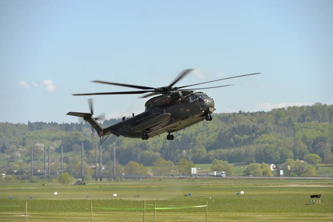 Der Sikorsky CH 53 landet auf dem Flugplatz Grenchen