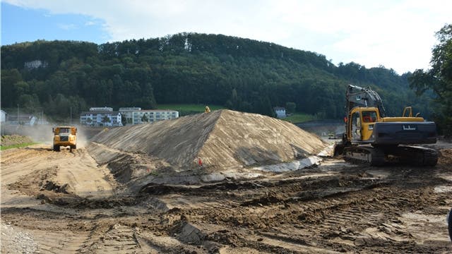 Um die Umwelt zu schonen und um keine Zeit zu verlieren, durfte die SBB mit amtlicher Bewilligung schon vor der definitiven Genehmigung des Gesamtprojekts mit Vorarbeiten wie dem Abhumusieren bei den Tunnelportalen Gretzenbach und Wöschnau (Bild) beginnen.