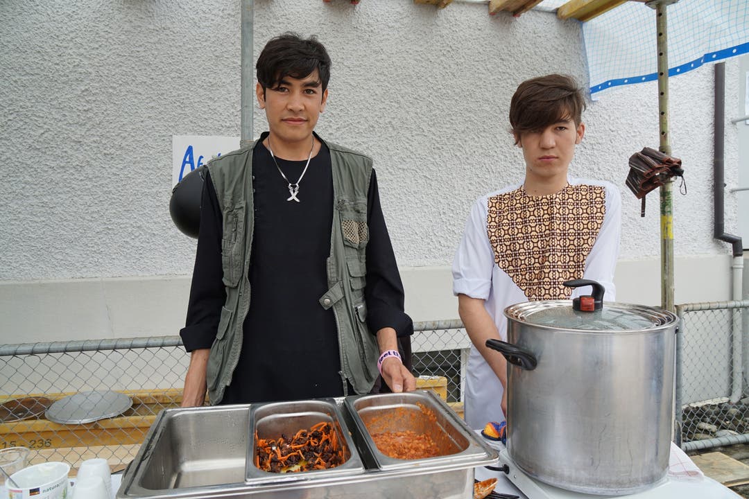Reza (links) hat das afghanische Gericht selbst gekocht.