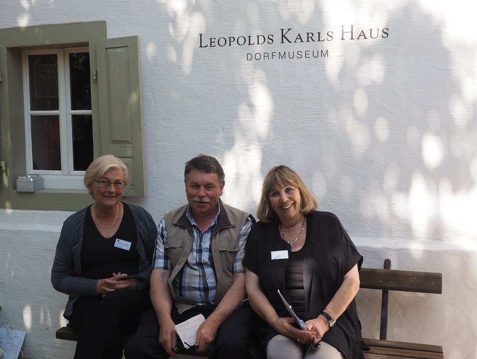 Haben sich eine Rast auf der Bank vor dem Leopolds Karls Haus verdient, von links Gemeindeammann Brunette Lüscher, Roger Bretscher und Pamela Ceresola