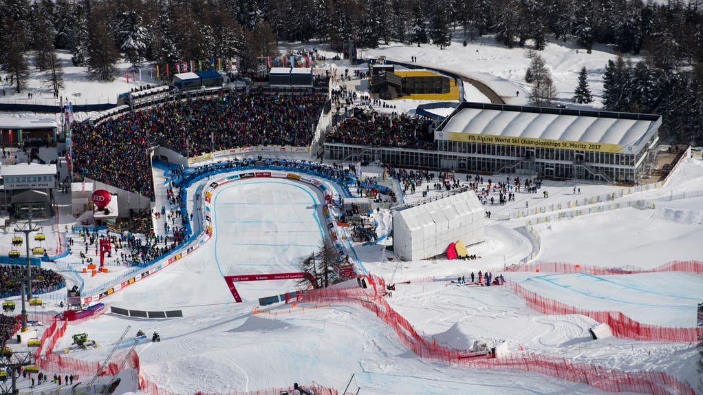 Hier werden die Fahrer von den Fans empfangen: der Zielbereich in St. Moritz.