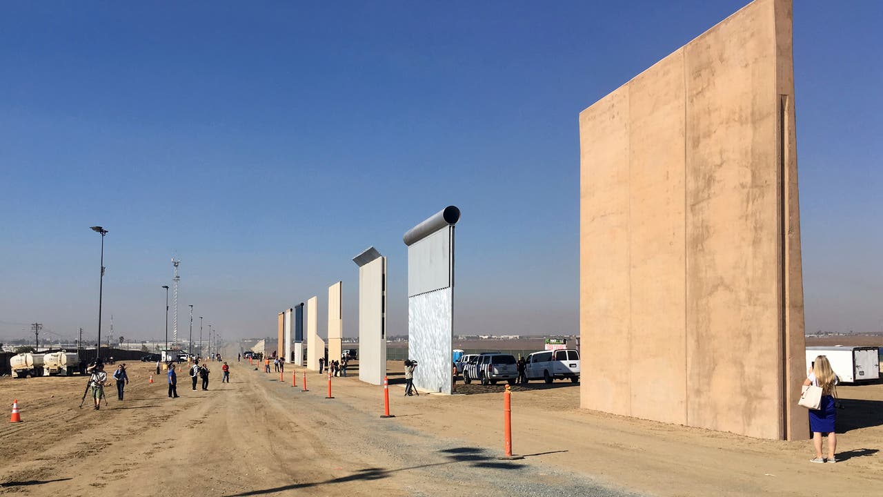 Im kalifornischen San Diego wurden acht Prototypen für eine Grenzmauer zu Mexiko aufgestellt.