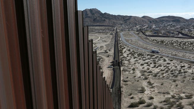 Grenzzaun zwischen den USA und Mexiko: Links liegen die US-Bundesstaaten Texas und New Mexico, rechts liegt das mexikanische Ciudad Juarez.