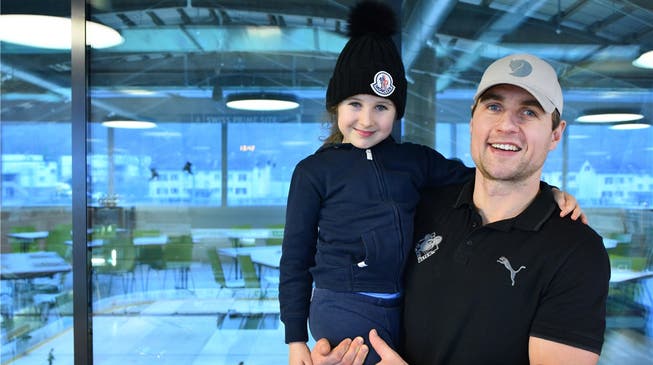 Jiri Polansky mit seiner älteren Tochter Julia im Restaurant Muusfalle im Stadion Kleinholz.