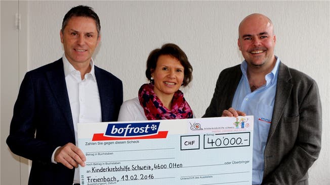 Bofrost-Suisse-Geschäftsführer Fabio Andretta (links) und Marketingleiter Eberhard Folville (rechts) überreichen 40 000 Franken an Birgitta Setz von der Kinderkrebshilfe Schweiz.