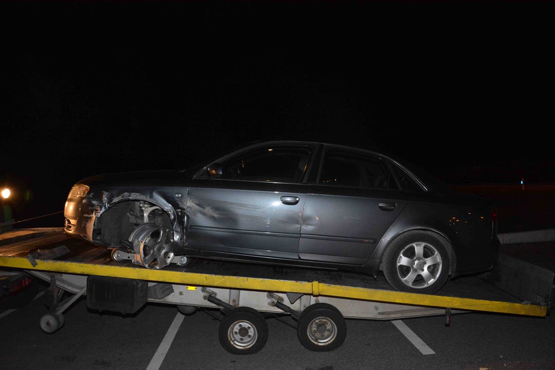 Biberist (SO), 26. März 2017 Ein Autolenker kollidierte nachts auf der A5 bei Biberist mit der Mittelleitplanke. Herumliegende Autoteile beschädigten auch Fahrzeuge auf der Gegenfahrbahn. Dabei wurde niemand verletzt.