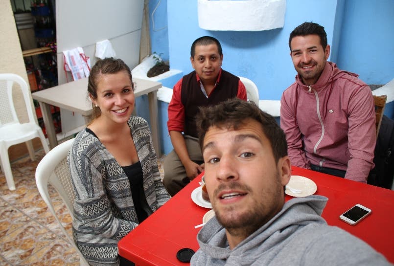 Zakai (hinten in der Mitte) besitzt in San Cristobal Verapaz ein Café, in das er uns nach der Fahrt zu Kaffee und Kuchen einlädt