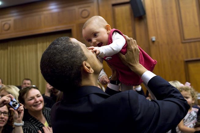 April 2009: Obama hebt ein Baby in der US-Botschaft in Prag