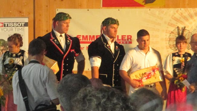 Remo Käser und Matthias Sempach werden vom Oberaargauischen Schwingerverband geehrt.