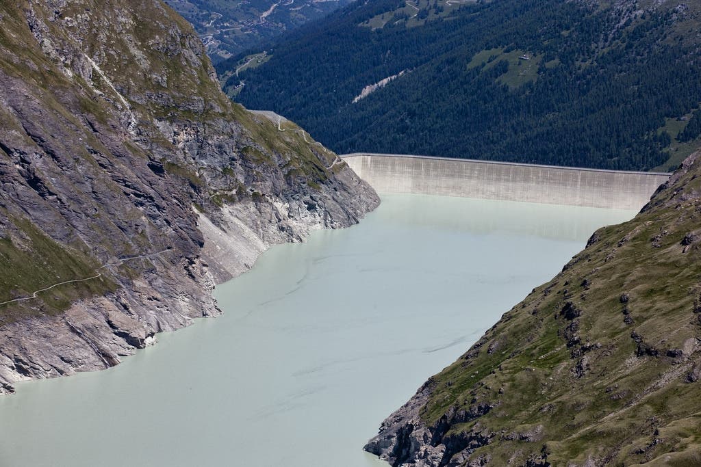 Die Anlage von Grande Dixence sammelt das Wasser von 35 Walliser Gletschern. Das Glanzstück der Anlage ist die Staumauer Grande-Dixence, die höchste Gewichtsstaumauer der Welt. Das Stauwasser stürzt in die Kraftwerke Fionnay und Nendaz.