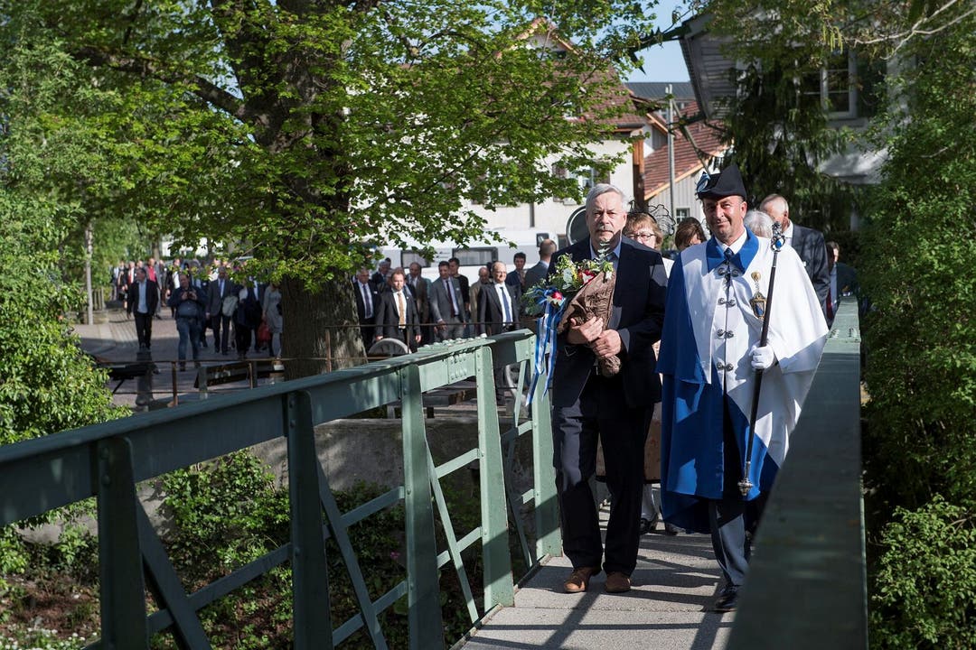Der Kantonsratsweibel begleitet Rolf Steiner über die Reppischbrücke