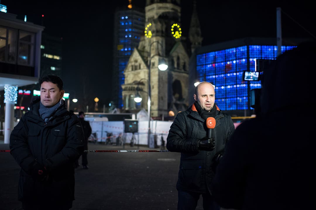 Medien berichten vom Ort des Geschehens. Im Hintergrund die Berliner Gedächtniskirche.