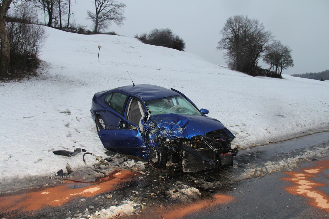 Sarmenstorf (AG), 28. Februar In einer Kurve in Sarmenstorf kollidierten zwei Autos miteinander. Der eine Fahrer hatte versucht, das Auto vor ihm zu überholen.
