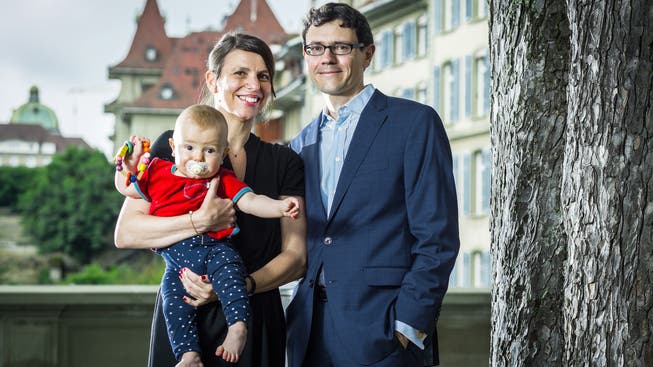 Das Gespräch wurde auf neutralem Boden, auf der Berner Münsterplattform, geführt Sibylle Stillhart mit Baby Giosch Antonin und Ehemann Gieri Cavelty. Chris Iseli