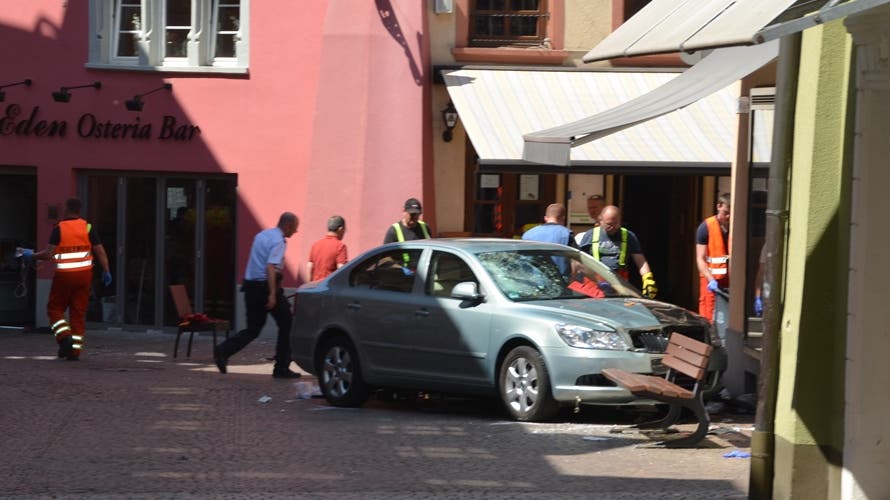 Ein 84-jähriger Autofahrer fährt mehrere Tische von zwei Strassencafés um. Zwei Menschen sterben, 16 werden verletzt.