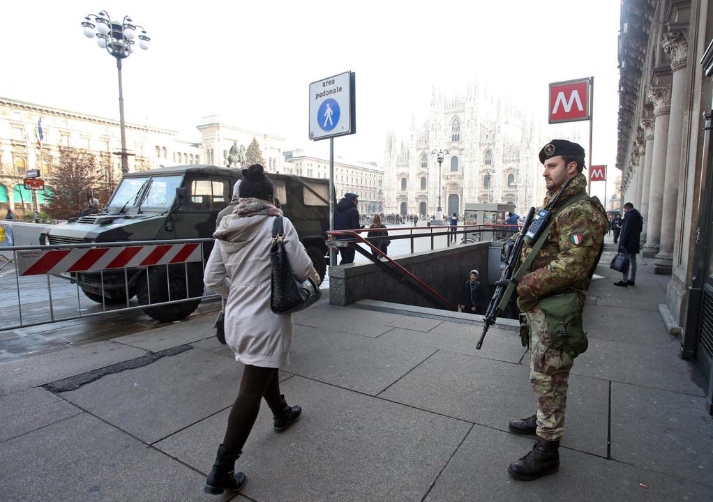 Hohes Sicherheitsaufgebot in Berlins Strassen. epa05685462 A soldier gurads in Piazza del Duomo square in Milan, Italy, 22 December 2016. Security measures were increased after at least 12 people were killed and dozens injured when a truck on 19 December drove into the Christmas market at Breitscheidplatz in Berlin, in what authorities believe was a deliberate attack. EPA/MATTEO BAZZI