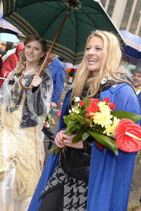 Ex-Miss-Schweiz Christa Rigozzi (rechts) marschierte bei der Stadtzunft mit.