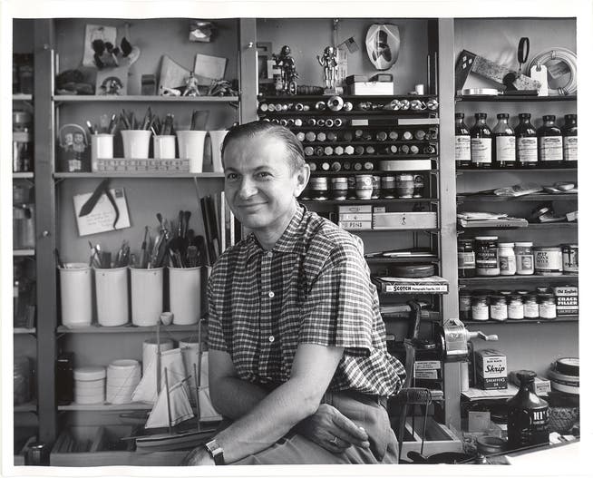 Alexander Girard in den frühen 1950er-Jahren in seinem Studio. Er war damals Mitte 40. Charles Eames