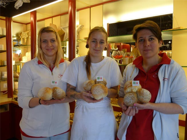 Das «Brot zum Teilen» der Bäckerei Staudenmann präsentieren (v.l.) Sabine Gruler, Lea Jenni und Daniela Staudenmann.