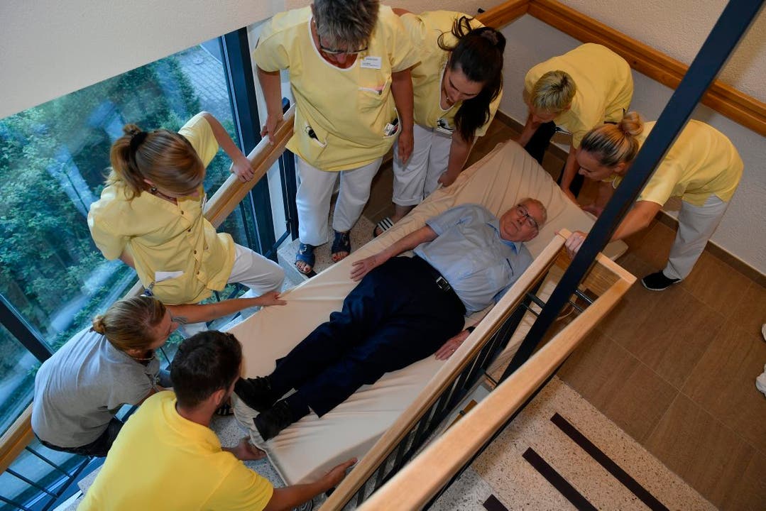 Peter Bachmann, 87, wird per Matratzenrutsche hinuntergebracht und dort erstversorgt.