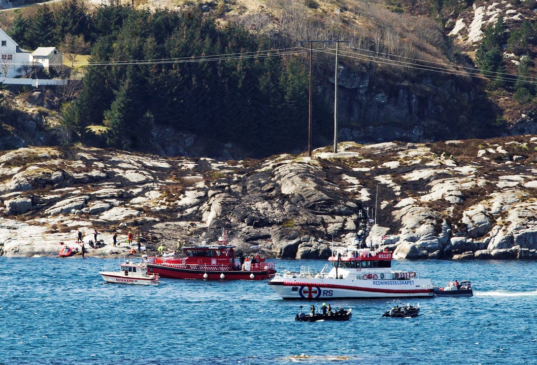 Rettungskräfte an der Absturzstelle bei Bergen, einer grossen norwegischen Stadt am Atlantik.