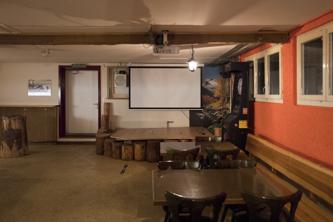 Im Wäudli-Pub im Keller des Gasthof Kreuz fiebern Jung und Alt mit, wenn Tom Lüthis Rennen auf die Grossleinwand projiziert werden.