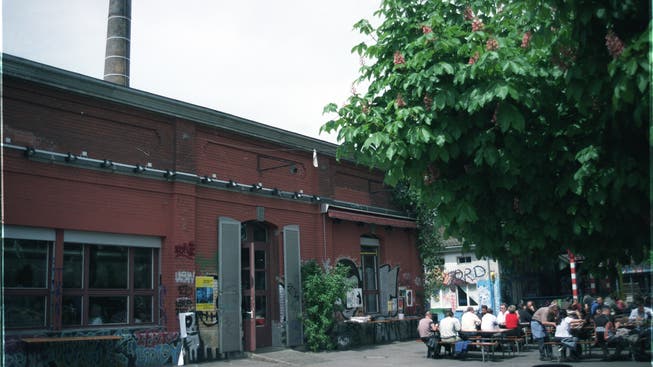 Das Kulturzentrum Rote Fabrik mit der Gartenwirtschaft "Ziegel oh Lac". (Archiv 2001)