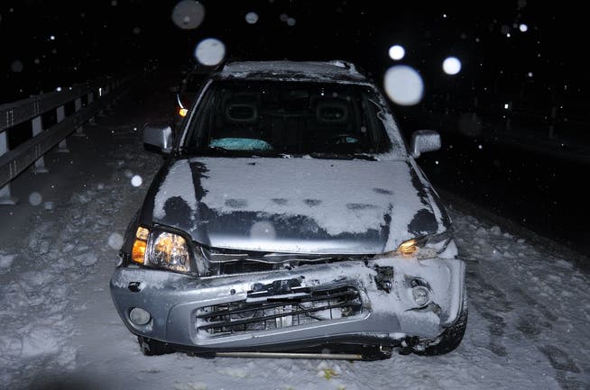Eines der Autos, das im Schnee verunfallte.