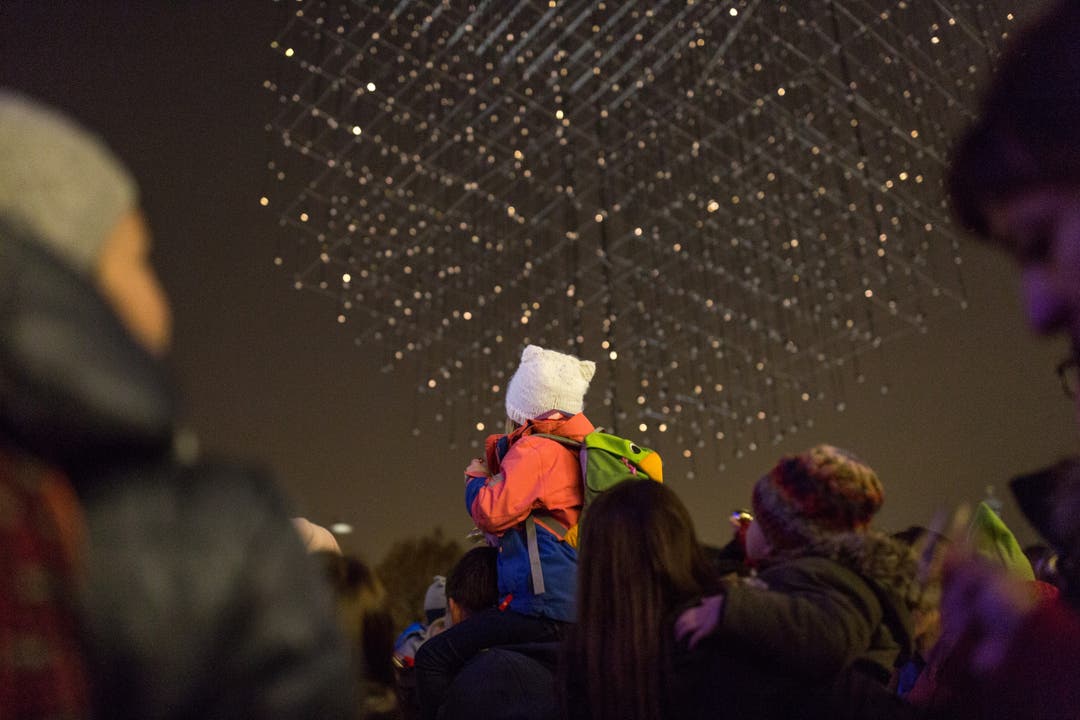Noch ist die grosse Lichtkugel nicht zum Leben erwacht. Kinder erwecken die Badener Weihnachtsbeleuchtung auf dem Schlossbergplatz mit knapp 2000 Glöggli zum Leben. Die jährliche Tradition fand dieses Jahr bei sehr milden Temperaturen statt.