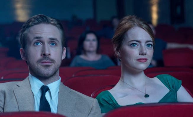 Sie schätzen es noch, das Kino-Erlebnis: Ryan Gosling und Emma Stone im Film «La La Land». Foto: Ascot Elite