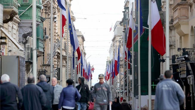 Malta ist vorbereitet – in den Strassen der Hauptstadt Valletta wehen die Fahnen der EU und Maltas.DOMENIC AQUILINA/EPA/Keystone