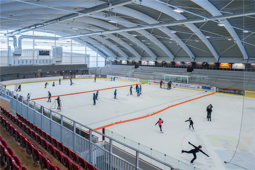 Die renovierte Halle der Kunsteisbahn Aarau – einen Tag, bevor diese täglich um 16.30 Uhr schliessen muss: Buben spielen Eishockey und Mädchen trainieren Eiskunstlauf.