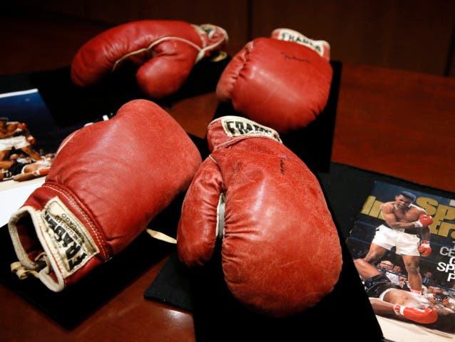 Die Boxhandschuhe von Sonny Liston (vorne) und Muhammad Ali