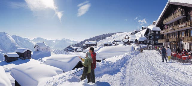Bettmeralp (1950 m), Ferienort über dem Rhonetal im Wallis. Im Hintergrund die Kapelle Maria zum Schnee.